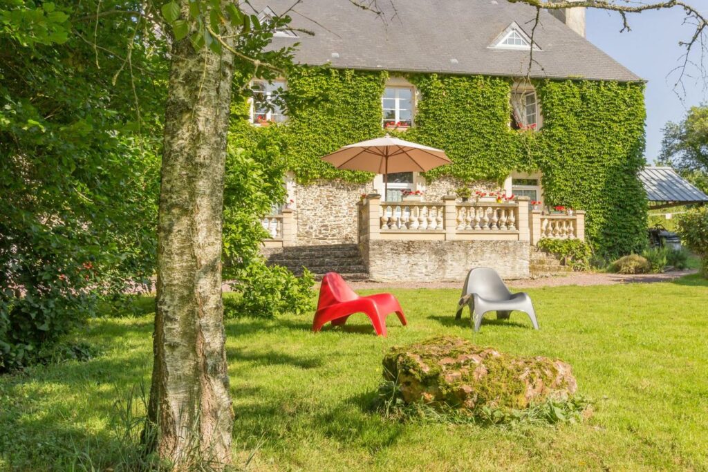 Vieille bâtisse normande entourée d'un grand terrain